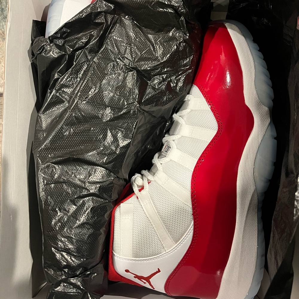 Jordan Retro 11 “Cherry”